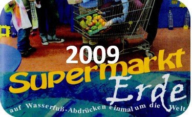 Thema der Mitmachausstellung 2009: Supermarkt Erde
auf Wasserfuß Abdrücken einmal um die Welt